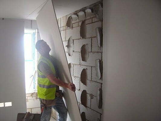 Applying plasterboard with the dot and dab method